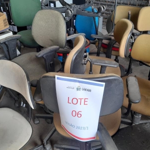 LOTE 006 - CADEIRAS DE ESCRITÓRIO