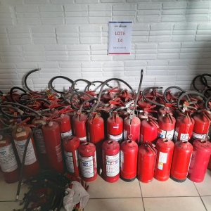 LOTE 014 - EXTINTORES