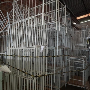 LOTE 055 - BERÇOS DE FERRO