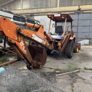 LOTE 003 - Trator de rodas (retroescavadeira) Fiat Allis, ano 1999/1999, placa IIY9813