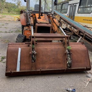 LOTE 003 - Trator de rodas (retroescavadeira) Fiat Allis, ano 1999/1999, placa IIY9813