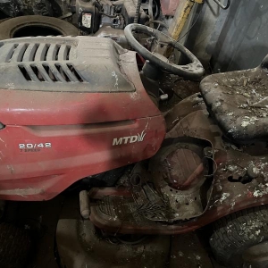 LOTE 017 - Trator cortador de grama, marca MTD, modelo 20/42, ano 2012