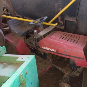 LOTE 018 - Trator cortador de grama, marca Yard Machines, modelo 12,5 HP 38, ano 2012