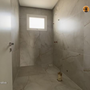 LOTE 001 - Área de 360,00m², edificada uma casa residencial em alvenaria de 377,62m² e uma piscina residencial em fibra com 13,71m², localizada na Rua dos Araçás, nº 243, bairro Montanha, Lajeado/RS