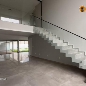 LOTE 001 - Área de 360,00m², edificada uma casa residencial em alvenaria de 377,62m² e uma piscina residencial em fibra com 13,71m², localizada na Rua dos Araçás, nº 243, bairro Montanha, Lajeado/RS