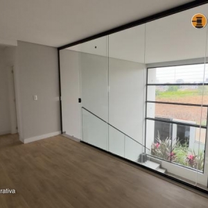 LOTE 001 - Área de 360,00m², edificada uma casa residencial em alvenaria de 377,62m² e uma piscina residencial em fibra com 13,71m², localizada na Rua dos Araçás, nº 243, bairro Montanha, Lajeado/RS