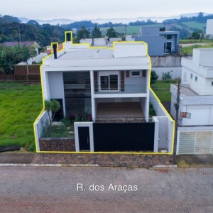 LOTE 001 - Área de 360,00m², edificada uma casa residencial em alvenaria de 377,62m² e uma piscina residencial em fibra com 13,71m², localizada na Rua dos Araçás, nº 243, bairro Montanha, Lajeado/RS