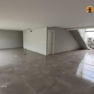 LOTE 001 - Área de 360,00m², edificada uma casa residencial em alvenaria de 377,62m² e uma piscina residencial em fibra com 13,71m², localizada na Rua dos Araçás, nº 243, bairro Montanha, Lajeado/RS