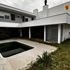 LOTE 001 - Área de 360,00m², edificada uma casa residencial em alvenaria de 377,62m² e uma piscina residencial em fibra com 13,71m², localizada na Rua dos Araçás, nº 243, bairro Montanha, Lajeado/RS