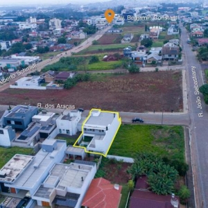 LOTE 001 - Área de 360,00m², edificada uma casa residencial em alvenaria de 377,62m² e uma piscina residencial em fibra com 13,71m², localizada na Rua dos Araçás, nº 243, bairro Montanha, Lajeado/RS