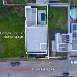 LOTE 001 - Área de 360,00m², edificada uma casa residencial em alvenaria de 377,62m² e uma piscina residencial em fibra com 13,71m², localizada na Rua dos Araçás, nº 243, bairro Montanha, Lajeado/RS