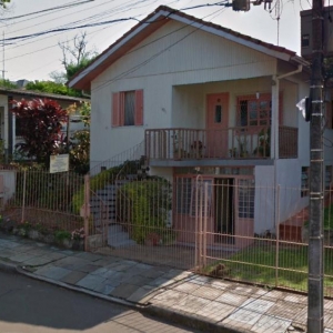 LOTE 002 - LAJEADO/RS – MONTANHA – CASA NA RUA RUI MORAES DE AZAMBUJA N° 491 (conforme matrícula e laudo).
