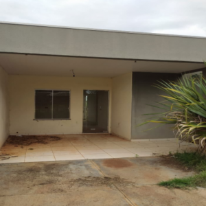 LOTE 003 - NOVA OLIMPIA/PR – CENTRO – CASA – IMÓVEL DESOCUPADO: Localizado na Rua 1º de Maio, nº 264 (conforme matrícula e laudo).