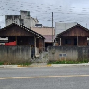 LOTE 004 - VARZEA DO RANCHINHO (JARDIM TATIANA), CAMBORIÚ/SC - TERRENO - IMÓVEL OCUPADO: Localizado na Rua Presidente Nereu, nº 46 e 47 (conforme matrícula e laudo).