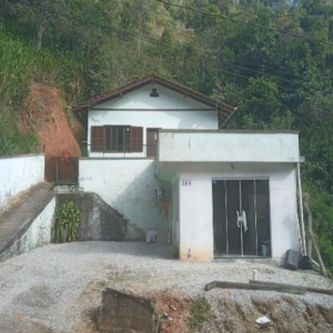 LOTE 007 - PRIMEIRO DE MAIO, BRUSQUE/SC – CASA - IMÓVEL OCUPADO: Localizado na Rua Felipe Heckert n° 264 (conforme matrícula e laudo).
