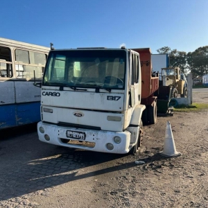 LOTE 001 - Caminhão Ford/ Cargo 1317 F, ano/modelo 2004/2004, placas IME8249. Avaliado em R$ 8.000,00.