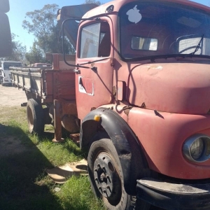 LOTE 006 - Caminhão M. BENZ L1113, ano/modelo 1982/1982, placas IFI2624. Avaliado em R$ 5.000,00.