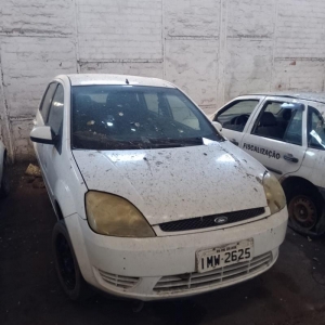 LOTE 029 - Veículo Ford/ Fiesta 1.6 Flex, ano/modelo 2005/2006, placa IMW2625. Avaliado em R$ 2.600,00.