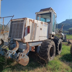 LOTE 001 - Motoniveladora, cor branca, XCMG/PAT 180, ano de fabricação 2012