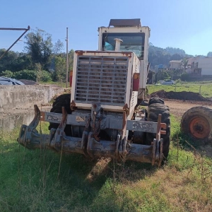 LOTE 001 - Motoniveladora, cor branca, XCMG/PAT 180, ano de fabricação 2012