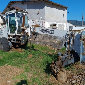 LOTE 001 - Motoniveladora, cor branca, XCMG/PAT 180, ano de fabricação 2012