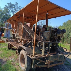 LOTE 002 - Conjunto de britagem móvel rebocado, composto de semi reboque, britador de mandíbulas, transportador de correia, reservatório de britagem e conjunto hidráulico
