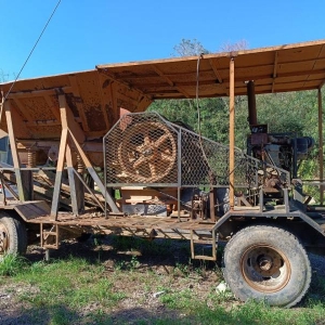 LOTE 002 - Conjunto de britagem móvel rebocado, composto de semi reboque, britador de mandíbulas, transportador de correia, reservatório de britagem e conjunto hidráulico