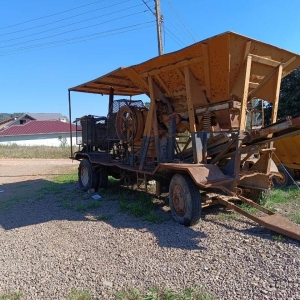 LOTE 002 - Conjunto de britagem móvel rebocado, composto de semi reboque, britador de mandíbulas, transportador de correia, reservatório de britagem e conjunto hidráulico