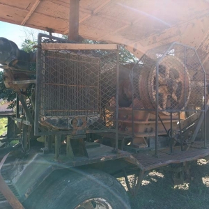 LOTE 002 - Conjunto de britagem móvel rebocado, composto de semi reboque, britador de mandíbulas, transportador de correia, reservatório de britagem e conjunto hidráulico