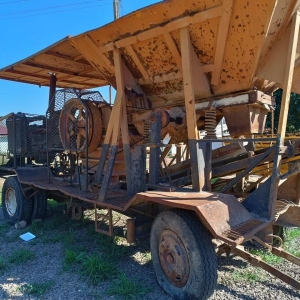 LOTE 002 - Conjunto de britagem móvel rebocado, composto de semi reboque, britador de mandíbulas, transportador de correia, reservatório de britagem e conjunto hidráulico