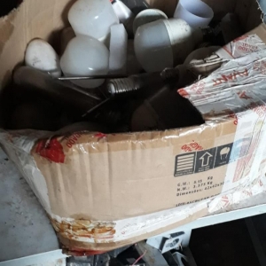 LOTE 010 - Lote de materiais usados de iluminação pública, mobiliário, ferro sucata