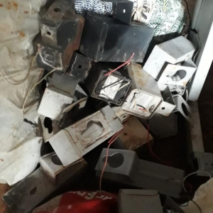 LOTE 010 - Lote de materiais usados de iluminação pública, mobiliário, ferro sucata