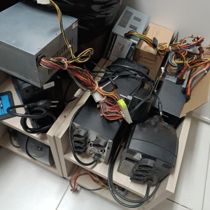 LOTE 011 - Lote de materiais de informática e eletrônicos usados