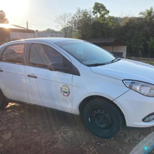 LOTE 004 - Siena Attract, Fiat ano/modelo 2018, cor branca, motor 1.0, 75 cv álcool/gasolina,  Placa IYN0875, em circulação. Avaliado em R$ 29.900,00.