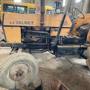 LOTE 010 - Trator Valmet M.A., ano 1993, placa IHD1809. Avaliado em R$2.150,00.