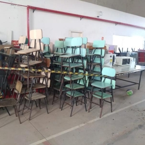 LOTE 014 - Lote de mesas, classe escolar, tv, ar condicionado, cadeiras, armários, microondas, mesa refeitório escolar, bebedor. Avaliado em R$350,00.