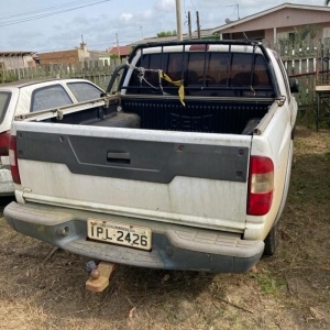 LOTE 001 - Veículo GM S10, ano 08/09, 4 portas, branca, placa IPL2426. Avaliado em R$ 10.453,00.