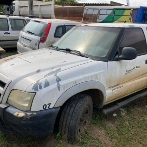LOTE 001 - Veículo GM S10, ano 08/09, 4 portas, branca, placa IPL2426. Avaliado em R$ 10.453,00.