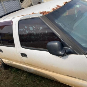 LOTE 001 - Veículo GM S10, ano 08/09, 4 portas, branca, placa IPL2426. Avaliado em R$ 10.453,00.