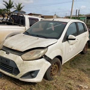 LOTE 002 - SUCATA - Veículo Ford/ Fiesta, ano 2014, 5portas, branco. Avaliado em R$ 600,00.