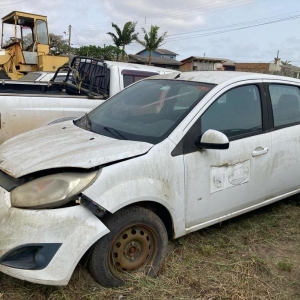 LOTE 002 - SUCATA - Veículo Ford/ Fiesta, ano 2014, 5portas, branco. Avaliado em R$ 600,00.