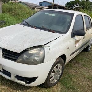 LOTE 002 - SUCATA - Veículo Ford/ Fiesta, ano 2014, 5portas, branco. Avaliado em R$ 600,00.