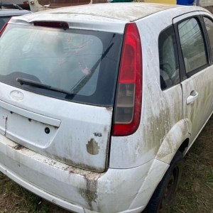LOTE 002 - SUCATA - Veículo Ford/ Fiesta, ano 2014, 5portas, branco. Avaliado em R$ 600,00.