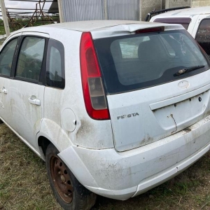 LOTE 002 - SUCATA - Veículo Ford/ Fiesta, ano 2014, 5portas, branco. Avaliado em R$ 600,00.