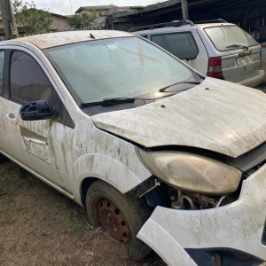 LOTE 002 - SUCATA - Veículo Ford/ Fiesta, ano 2014, 5portas, branco. Avaliado em R$ 600,00.
