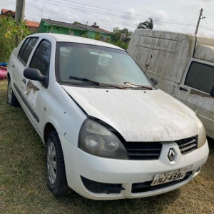 LOTE 003 - Veículo Renault Clio Sedan, ano 06/07, 5 portas, branco, placa INJ4584. Avaliado em R$ 3.864,20.
