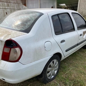 LOTE 003 - Veículo Renault Clio Sedan, ano 06/07, 5 portas, branco, placa INJ4584. Avaliado em R$ 3.864,20.