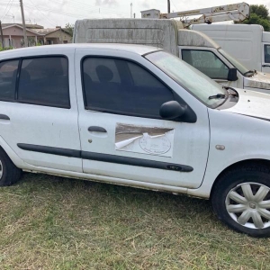 LOTE 003 - Veículo Renault Clio Sedan, ano 06/07, 5 portas, branco, placa INJ4584. Avaliado em R$ 3.864,20.