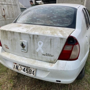 LOTE 003 - Veículo Renault Clio Sedan, ano 06/07, 5 portas, branco, placa INJ4584. Avaliado em R$ 3.864,20.