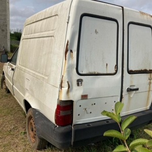 LOTE 004 - SUCATA - Veículo Fiat/Fiorino, ano 08/09, 02 portas, branco. Avaliado em R$ 1.030,20.